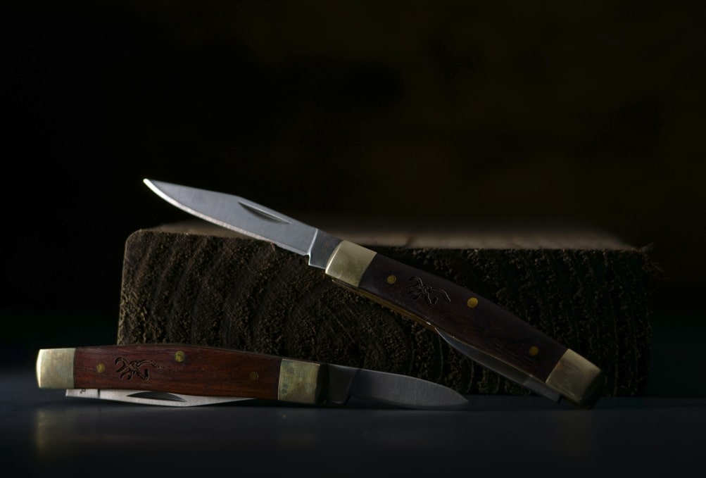 Different use cases for fixed blade and folding knives