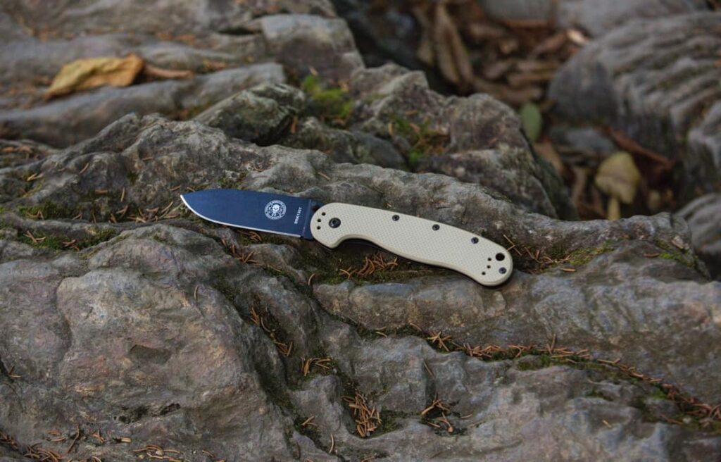pocket knife with spear point blade shape