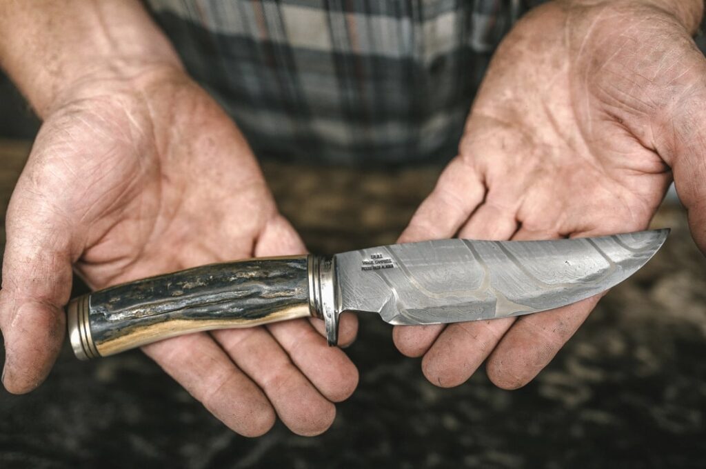 What to look for when selecting hunting knives to sell