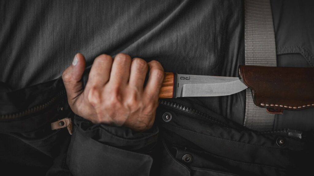 carrying a fixed blade knife vertically around the belt