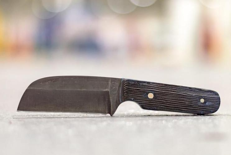 A close up detail showing the shape of a sheepsfoot blade