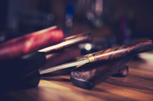 some traditional knife made with 1095 steel shows its popularity