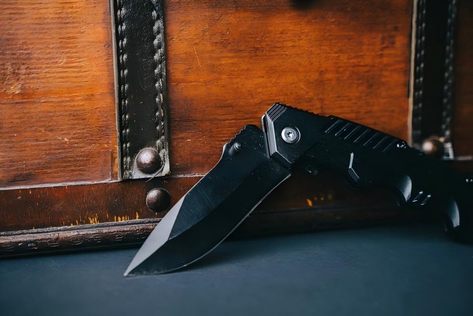 edc knife with aeb l steel 1